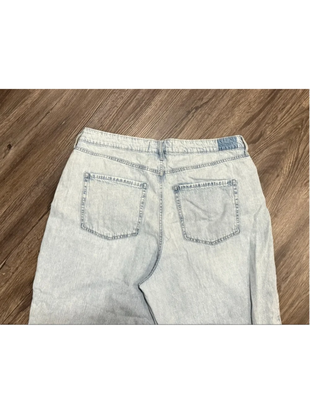 Hollister Women’s Ultra High-Rise Baggy Jeans Sz 18L Light Wash Wide Leg Cropped - Picture 9 of 9